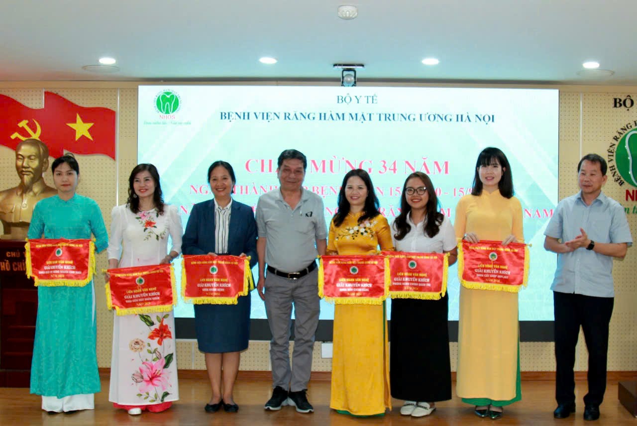 Trao giải khuyến khích cho các đội 